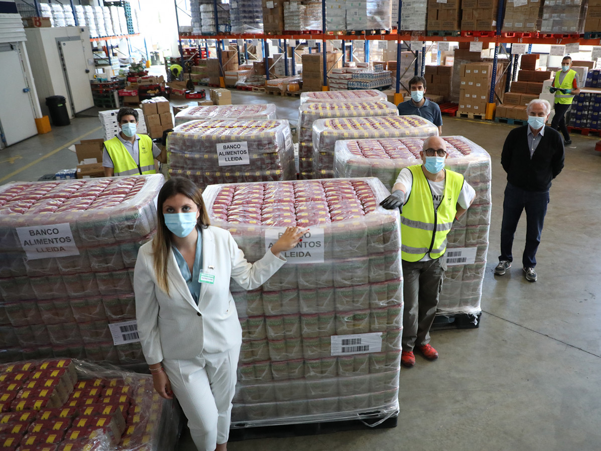 FOTOGRAFIA Antoni Fo i Oriol Berenguer  (Banc dels Aliments) amb Beatriz Feced (Mercadona) i voluntaris durant l'entrega d'aliments efectuada avui