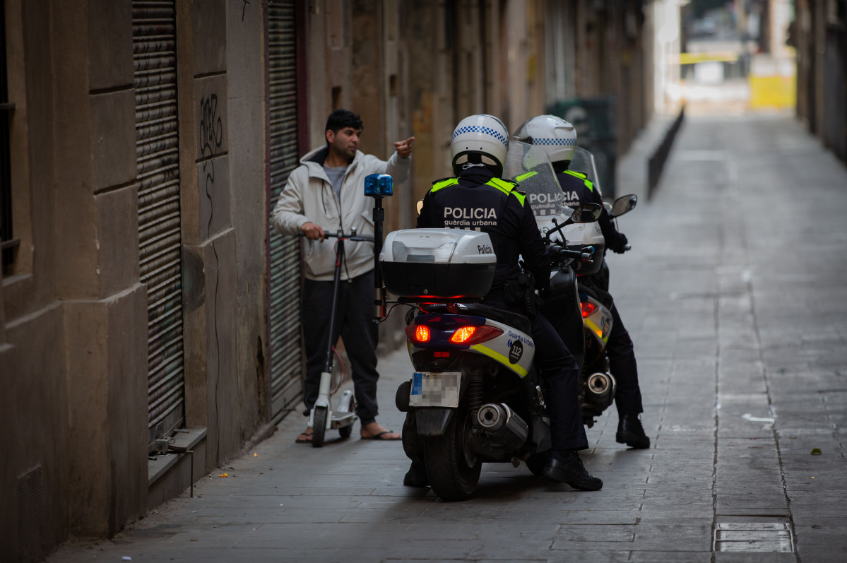 Control de la Guardia Urbana de Barcelona durante el primer día laborable de la segunda semana desde que se decretó el estado de alarma en el país a consecuencia del coronavirus, en Barcelona/Catal