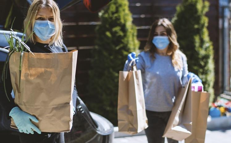 Tiempos de pandemia de compras, mascarilla y guantes.  .