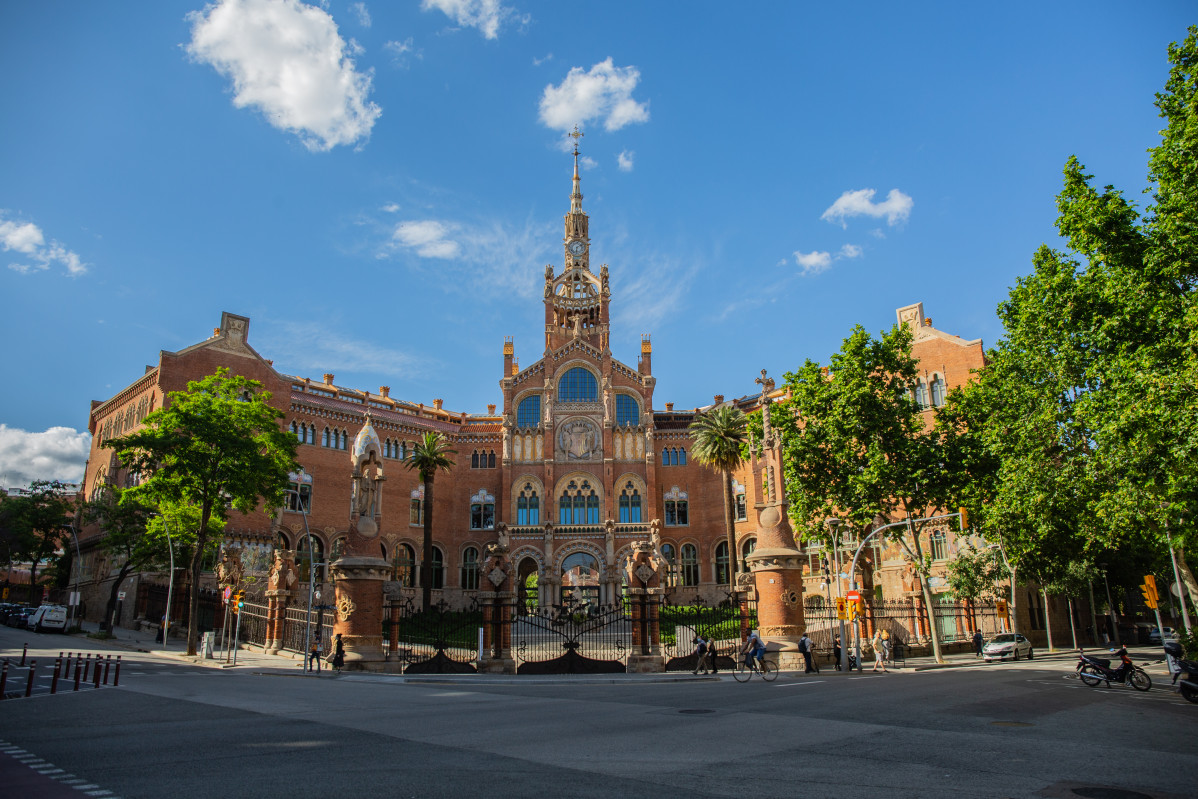 Fachada del Hospital de la Santa Creu i Sant Pau durante la novena semana del estado de alarma decretado por el Gobierno por la pandemia del Covid-19, en Barcelona/Cataluña (España) a 12 de mayo de 