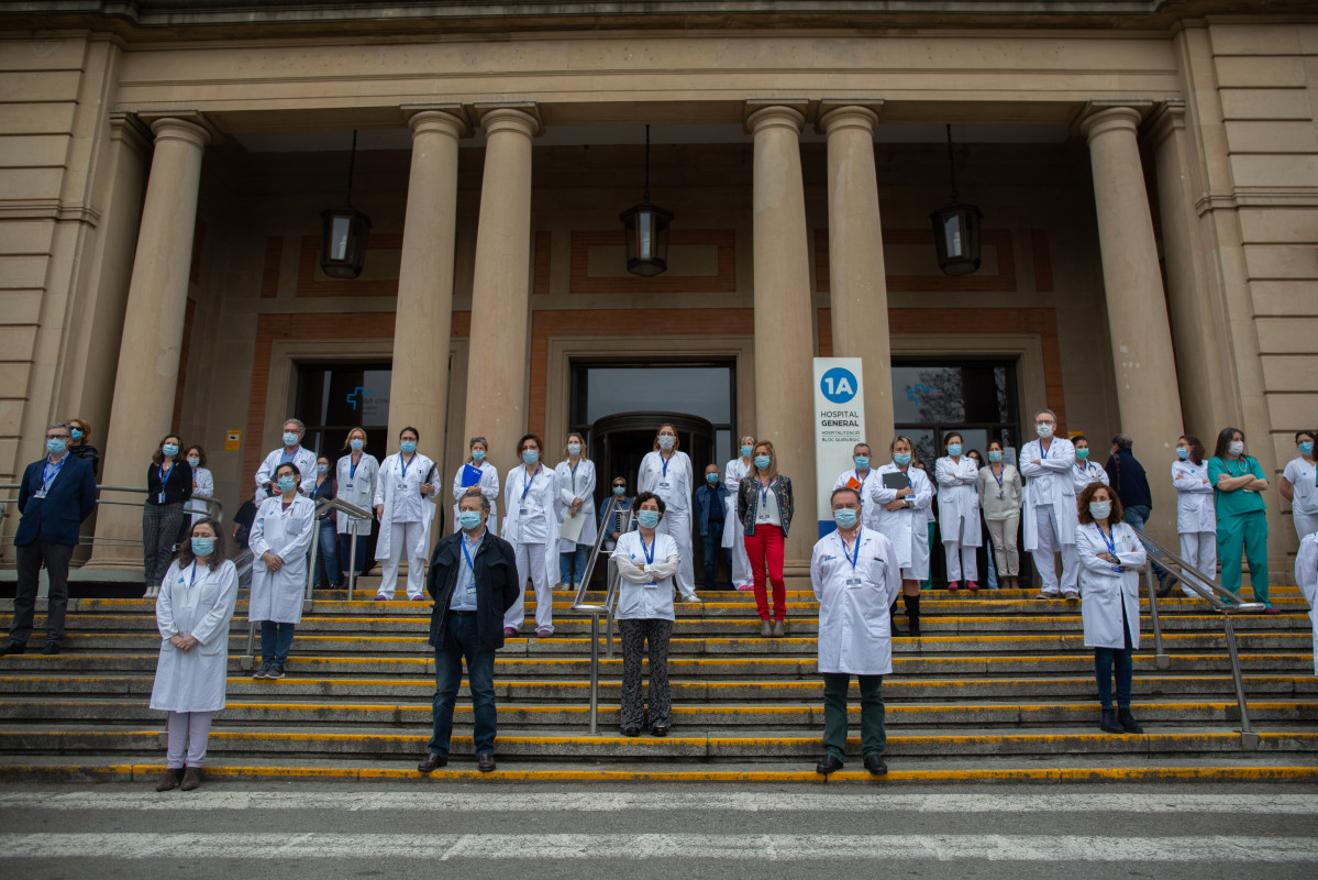 Professionals sanitaris guarden dos minuts a l'Hospital Vall d?Hebron en record als sanitaris morts de Covid-19. L'atur ha estat convocat pel Consell de Col·legis de Metges de Catalunya i altres col·legis professionals de l'àmbit de la salu