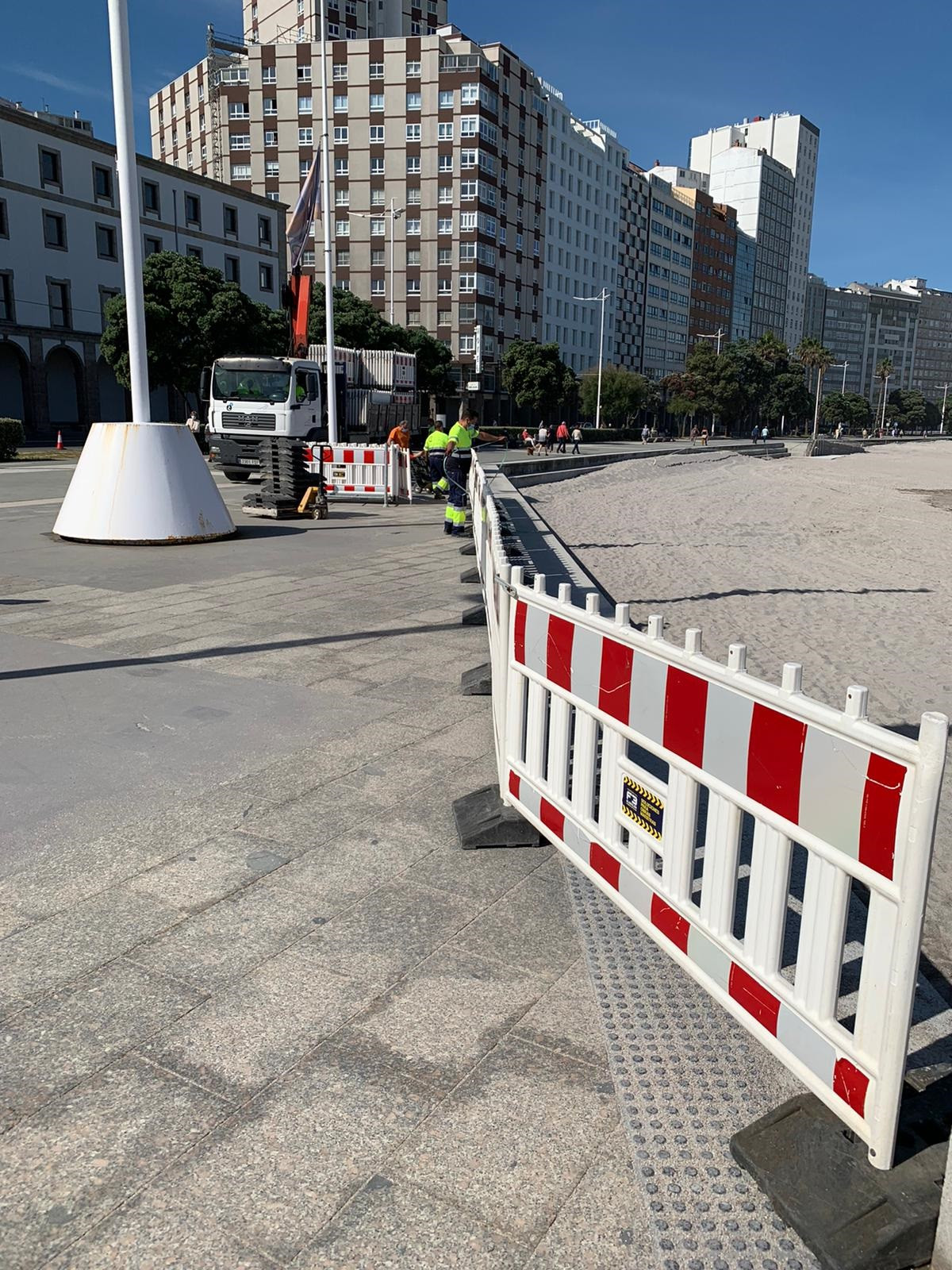 Vallas para controlar los accesos en las playas de A Coru&ntilde;a