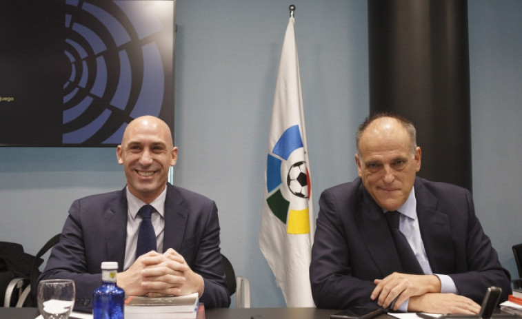 Rubiales gana a Tebas: la justicia mantiene la prohibición de jugar fútbol los lunes y viernes