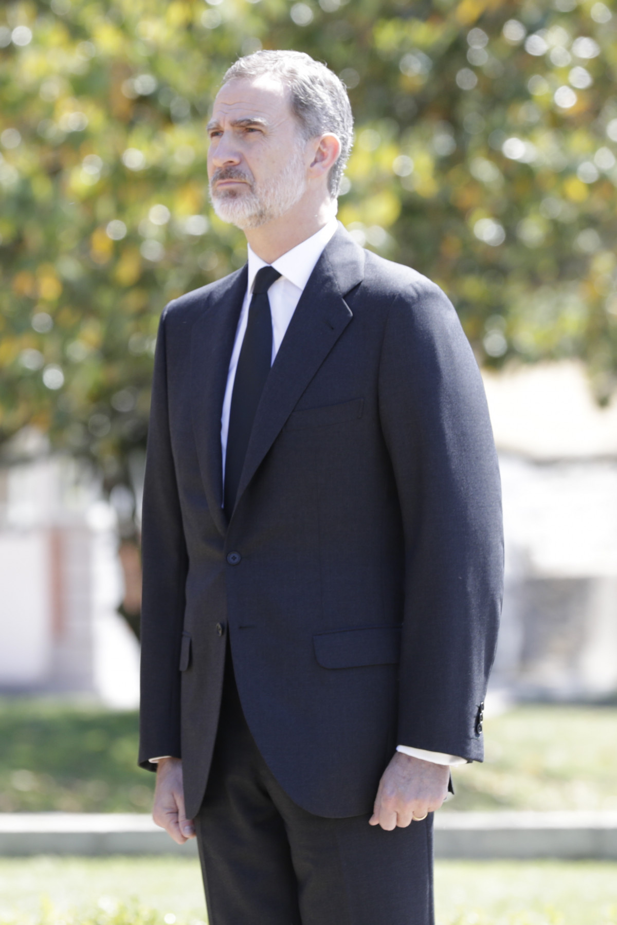 Don Felipe guarda un minuto de silencio junto con la Reina, la princesa Leonor y la infanta Sofía en memoria de los fallecidos durante la pandemia del COVID19