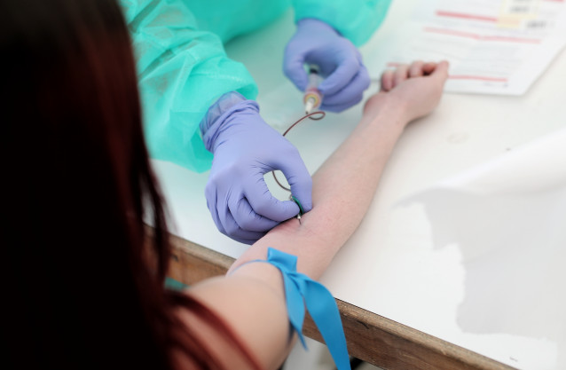 Un sanitario realiza una prueba de coronavirus a un paciente (Archivo)