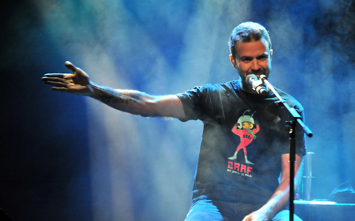 Fallece Pau Donés, vocalista de Jarabe de Palo, a los 53 años tras una larga lucha contra en cáncer.