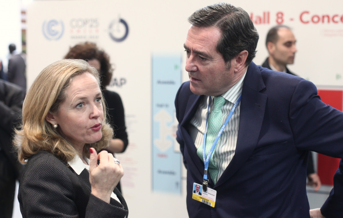 La vicepresidenta tercera del Gobierno, Nadia Calviño, con el presidente de CEOE, Antonio Garamendi, en una imagen de archivo