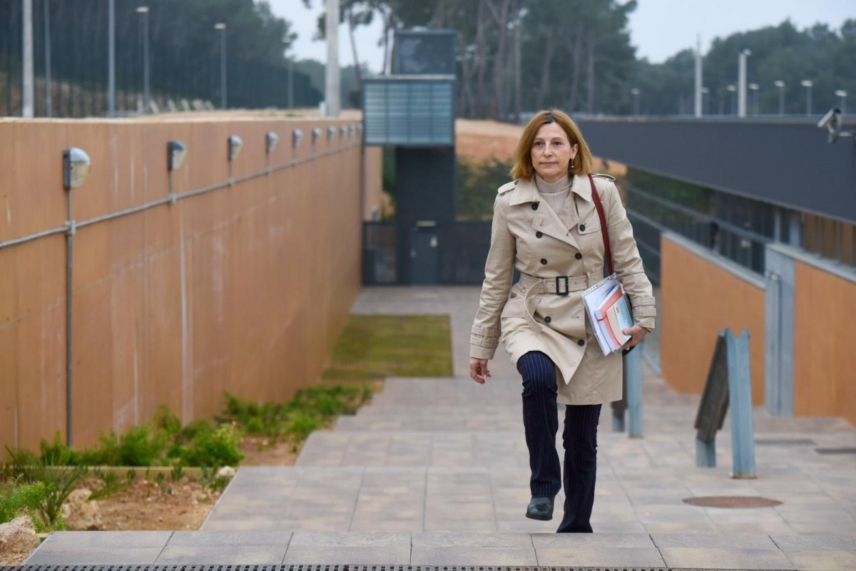 La expresidenta del Parlament Carme Forcadell saliendo de la cárcel de Mas d'Enric, en El Catllar (Tarragona), por primera vez en aplicación del artículo 100.2 del Reglamento Penitenciario, el lune
