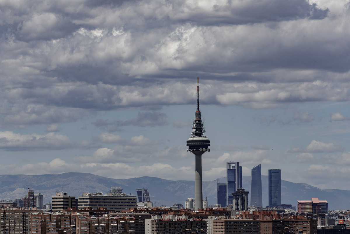 Vista de Madrid, con Torrespaña y las Cuatro Torres al fondo, una vez que el desconfinamiento durante la desescalada instaurada por el Gobierno a causa del coronavirus ha provocado un aumento del tráfico de vehículos de combustión, lo que se traduce en un