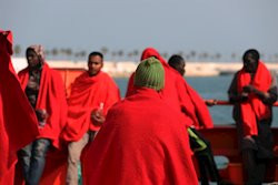 Imagen de archivo de inmigrantes atendidos tras llegar en una embarcación a costas andaluzas.
