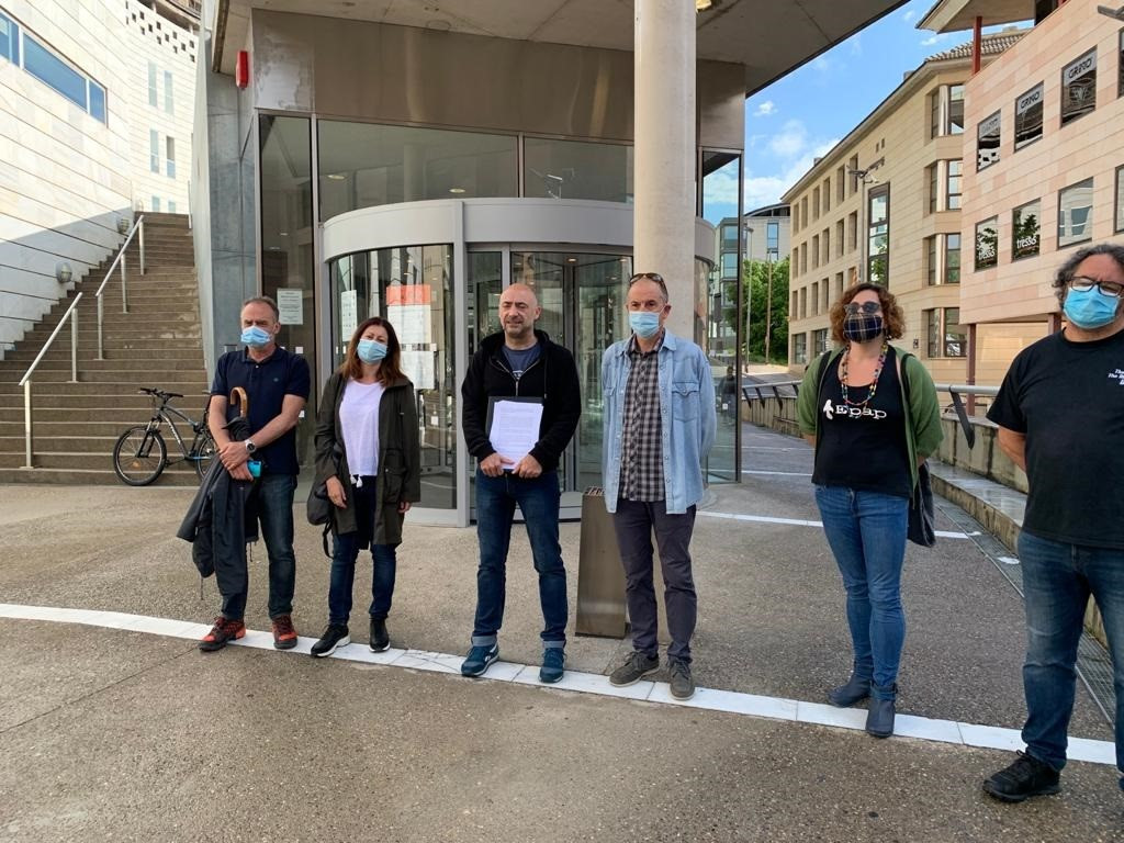 Vecinos de la plataforma Som veïns i veïnes del Centre Històric de Lleida en el edificio judicial de Lleida