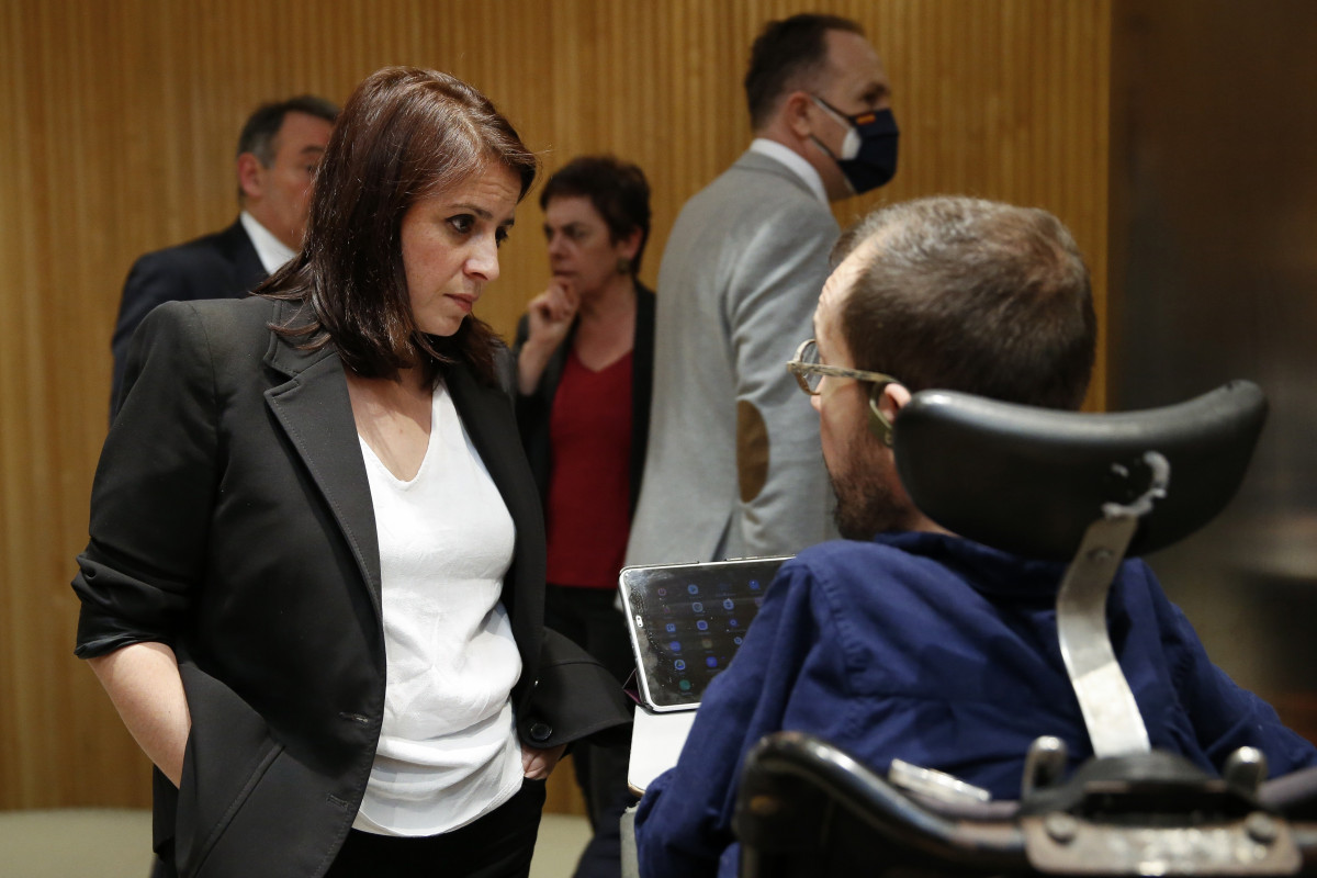 La portavoz socialista, Adriana Lastra, conversa con el portavoz de Unidas Podemos, Pablo Echenique este miércoles en la primera sesión de la Comisión del Congreso para la Reconstrucción Social y 