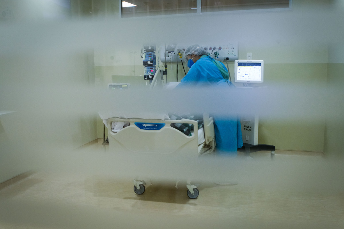Personal médico del Hospital de Parelheiros, en Sao Paulo, atiende a un paciente de COVID-19.