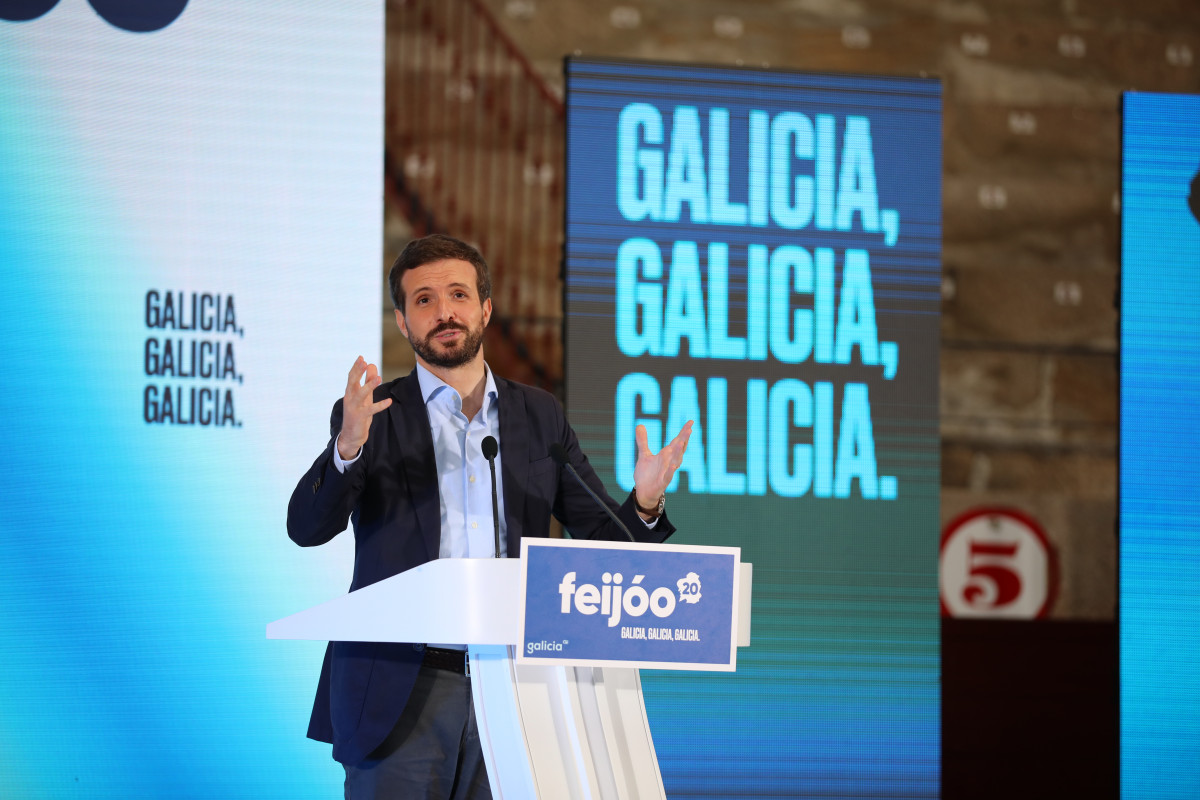 El presidente del Partido Popular, Pablo Casado, interviene en la clausura del acto de campaña del Partido Popular celebrado en la plaza de toros de Pontevedra, Galicia, (España), a 27 de junio de 2