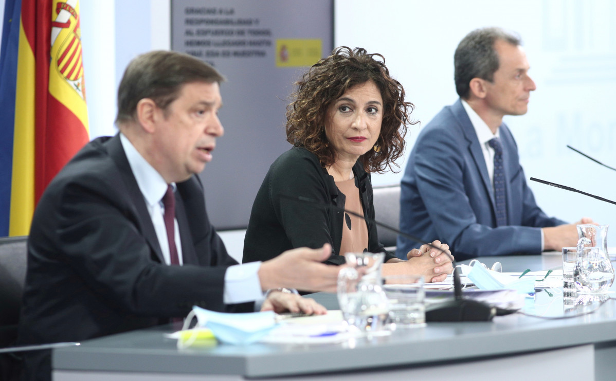 (I-D) El ministro de Agricultura, Pesca y Alimentación, Luis Planas; la ministra portavoz y de Hacienda, María Jesús Montero, y el ministro de Ciencia e Innovación, Pedro Duque, durante su compare