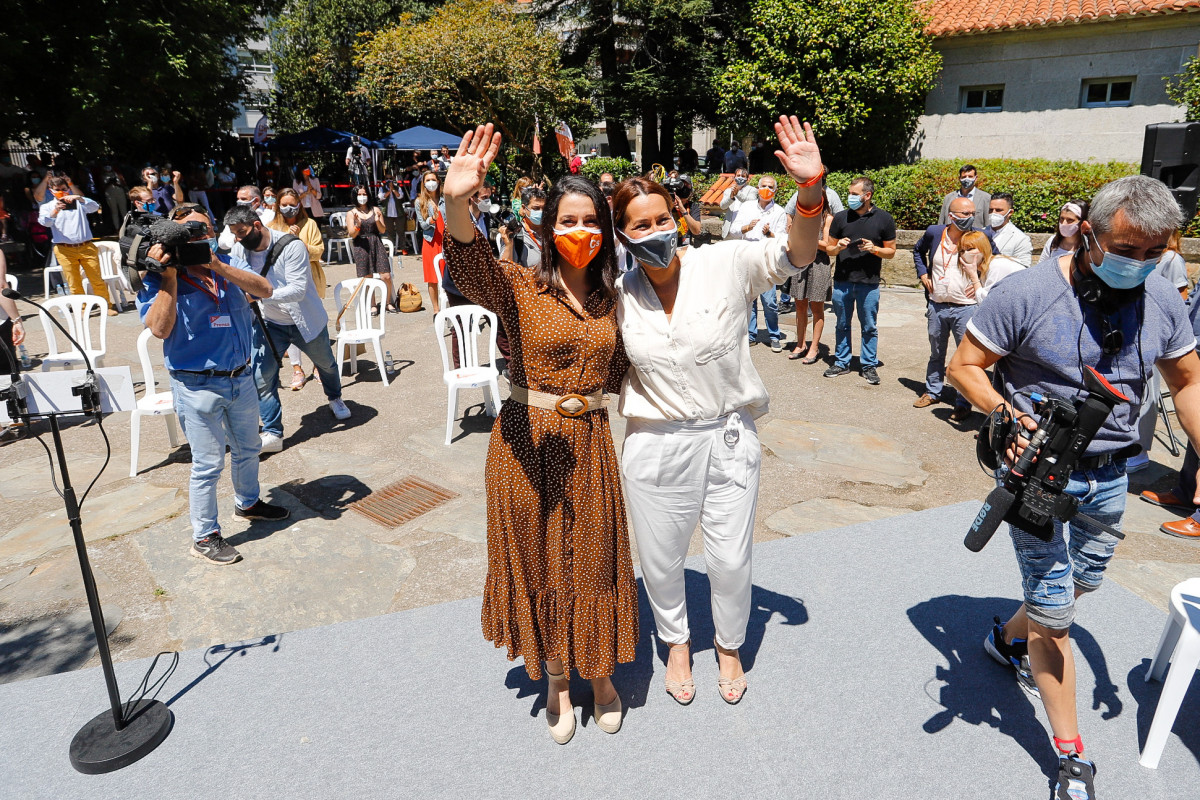 La candidata a la Xunta, Beatriz Pino, y la presidenta de Ciudadanos, Inés Arrimadas, saludan al llegar a un 'Encuentro Ciudadano' en Vigo (Pontevedra/Galicia/España), a 4 de julio de 2020.