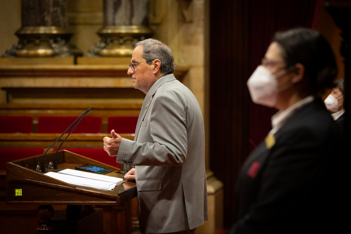El presidente de la Generalitat, Quim Torra, interviene en una sesión plenaria, en el Parlamento catalán, en la que se debate la gestión de la crisis sanitaria del COVID-19 y la reconstrucción de 