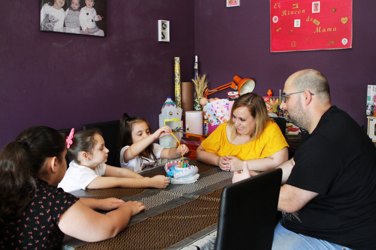 EuropaPress 3225641 miriam francisco padres tres ninas canovelles barcelona participan programa