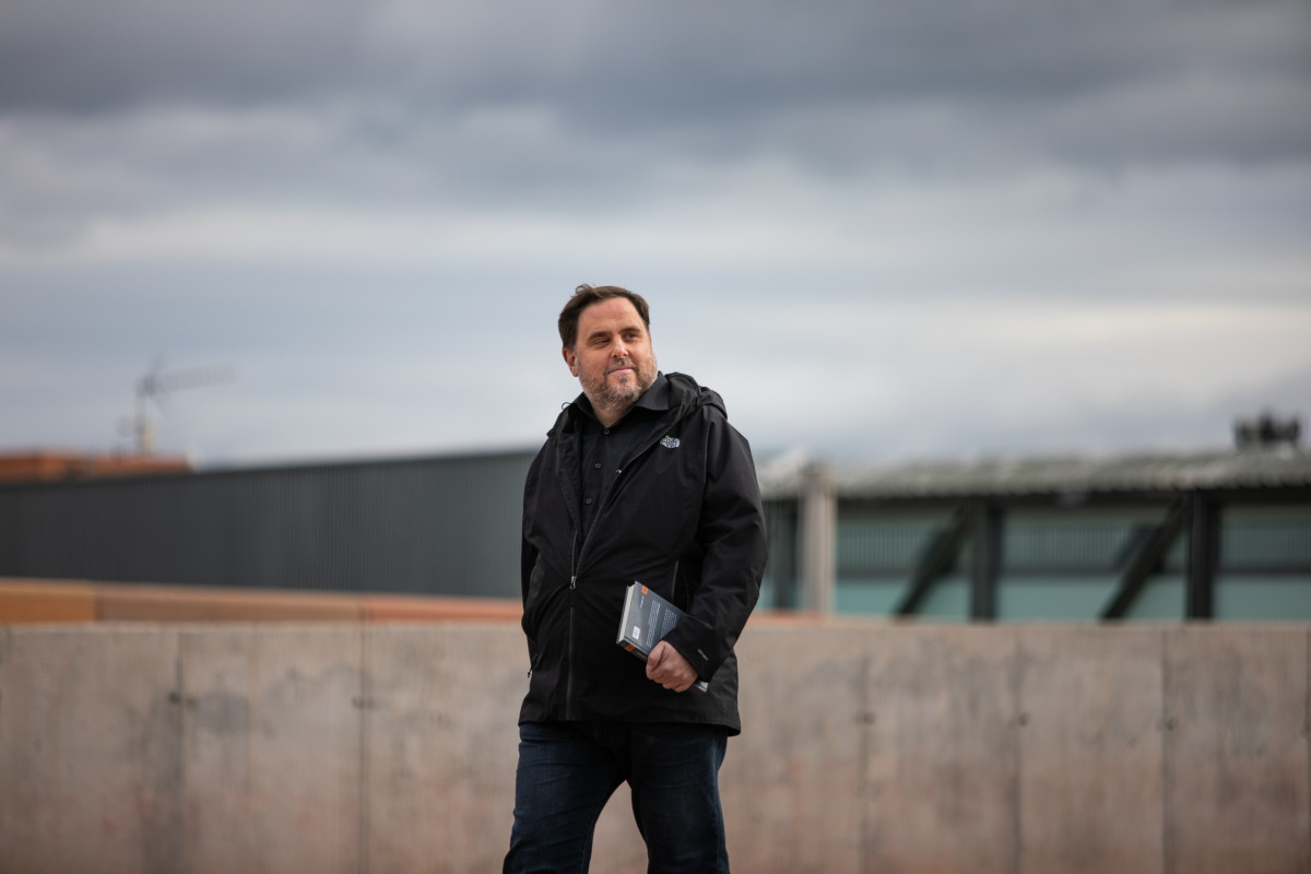 El líder de ERC, Oriol Junqueras, condenado a 13 años de cárcel por sedición y malversación en la sentencia del 'procés', camina para salir del Centro Penitenciario Lledoners (en el que lleva pr