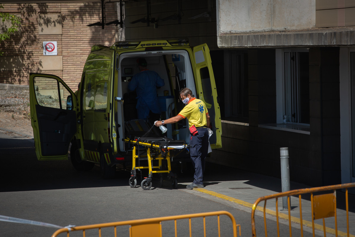 Un sanitario desinfecta una camilla de una ambulancia en el Hospital Universitario Arnau de Vilanova de Lleida, capital de la comarca del Segrià, en Lleida, Catalunya (España), a 6 de julio de 2020