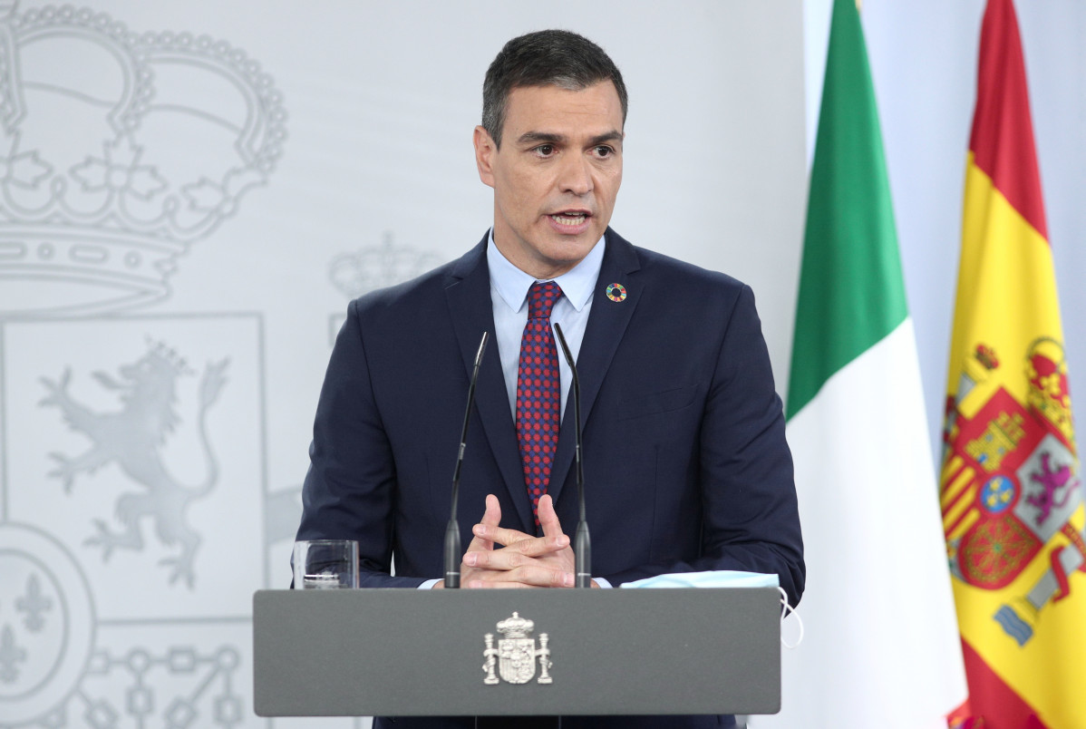 El presidente del Gobierno, Pedro Sánchez, interviene en la rueda de prensa convocada con los medios tras una reunión de trabajo con el primer ministro de la República Italiana, Giuseppe Conte, en 