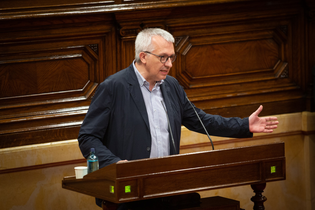 El diputado de Junts per Catalunya (JxCat) Josep Maria Forner, durante su intervención en el debate monográfico sobre la gestión de las residencias de ancianos durante la crisis del coronavirus, es