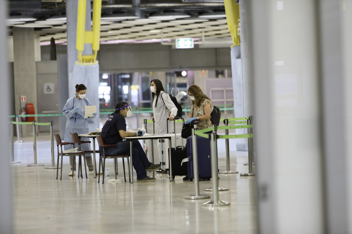Varios pasajeros llegan al Aeropuerto Adolfo Suárez Madrid-Barajas procedente de Bogotá (Colombia), días después de la publicación en el BOE de que tan solo los aeropuertos de Barcelona, Gran Can