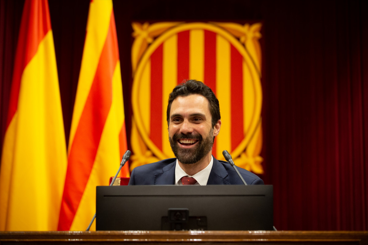 El presidente del Parlament, Roger Torrent, durante una sesión plenaria, en el Parlamento catalán, en la que se debate la gestión de la crisis sanitaria del COVID-19 y la reconstrucción de Catalu