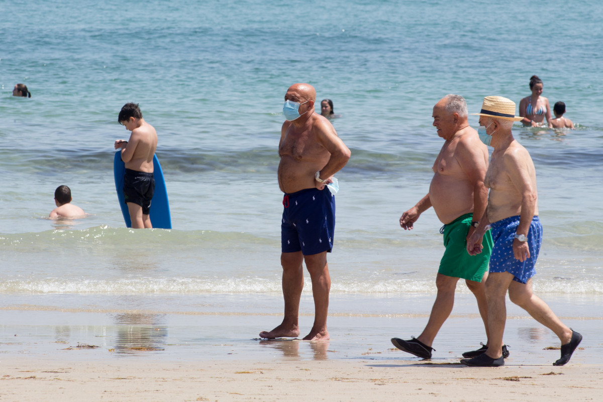 EuropaPress 3228432 tres hombres protegidos mascarillas pasean playa rapadoira foz comarca (1)