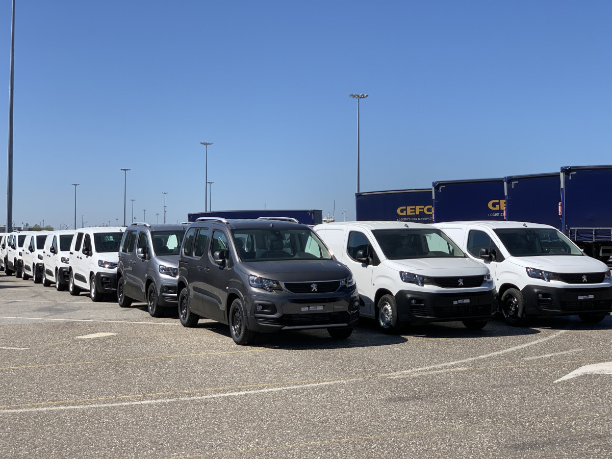 Vehículos preparados para exportación en la planta del Grupo PSA en Vigo.