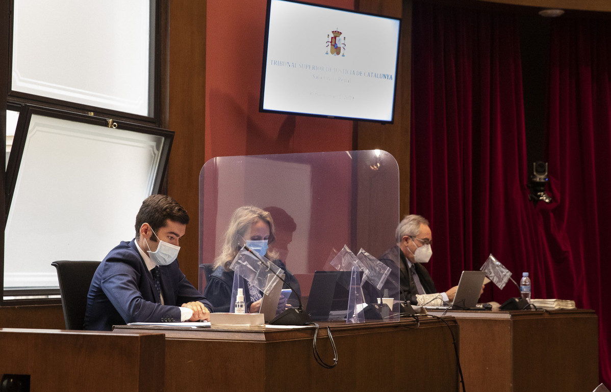 Las acusaciones en el juicio en el Tribunal Superior de Justicia de Catalunya (TSJC) contra exmiembros de la Mesa del Parlament: (D-I)Pedro Ariche (Fiscalía), Beatríz Vizcaíno (Abogacía del Estado