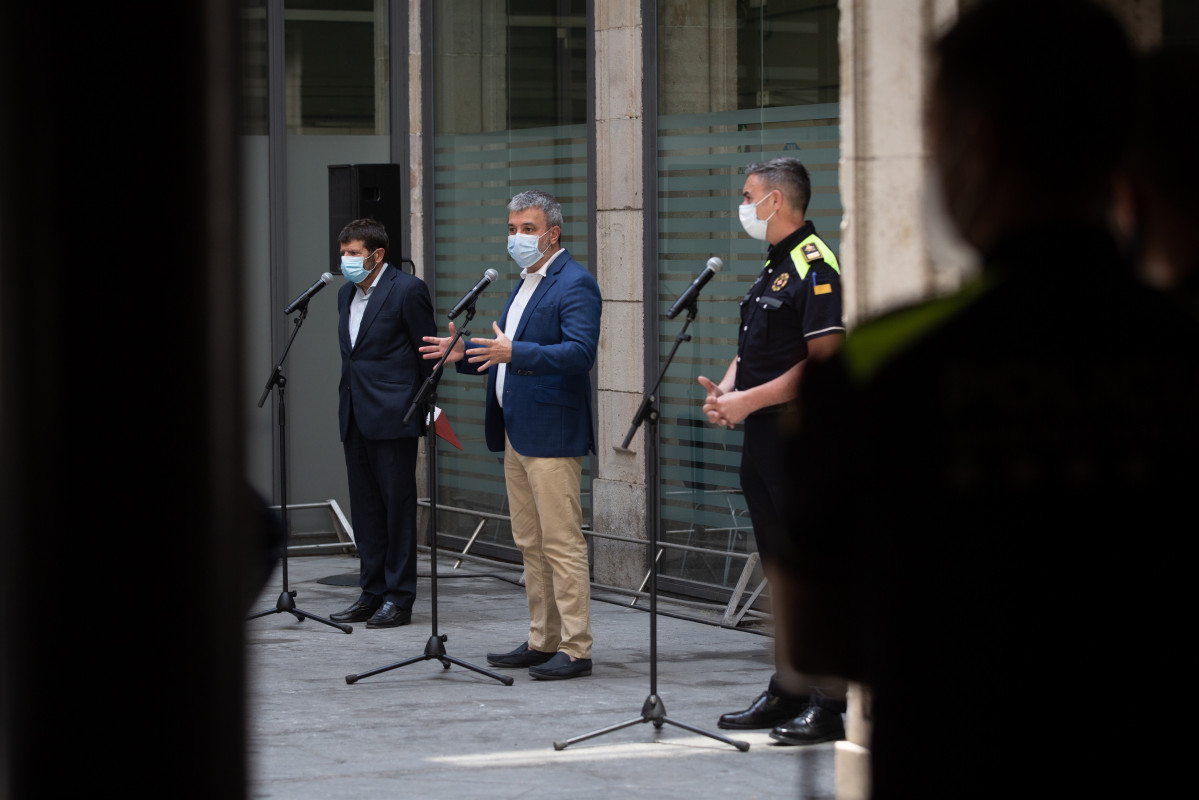 El teniente de alcalde de Seguridad de Barcelona, Albert Batlle; el primer teniente de alcalde de Barcelona, Jaume Collboni, y el intendente mayor de la Guardia Urbana, Pedro Velázquez. En Barcelona,
