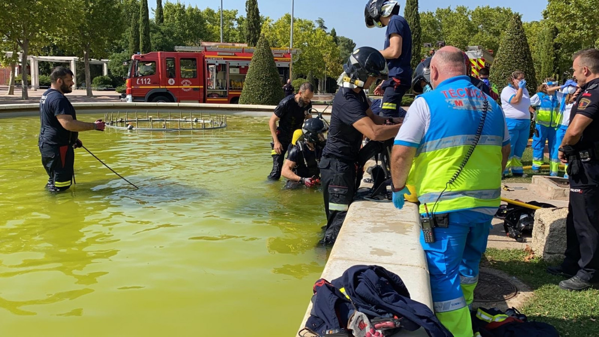 Bomberos de Móstoles y personal del SUMMA 112 en la fuente ornamental donde ha fallecido un joven de 16 años ahorago.