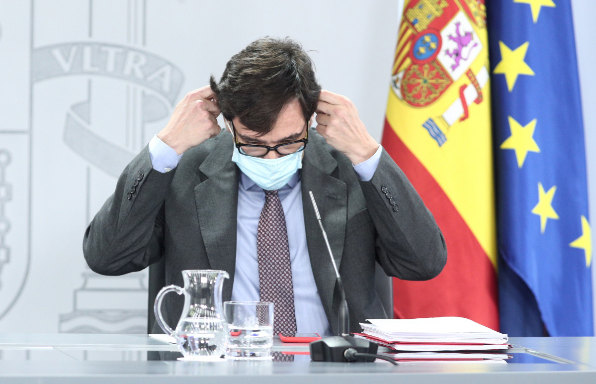 El ministro de Sanidad, Salvador Illa, se quita la mascarilla momentos antes de comparecer en rueda de prensa posterior al Consejo de Ministros celebrado en Moncloa, Madrid (España), a 14 de julio de
