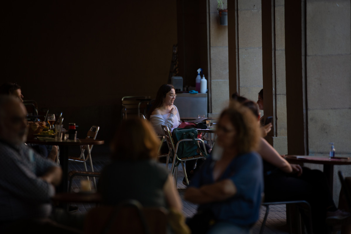 Varias personas disfrutan en la terraza de un bar durante el segundo día de la reapertura al público de las terrazas al aire libre de los establecimientos de hostelería y restauración en Barcelona