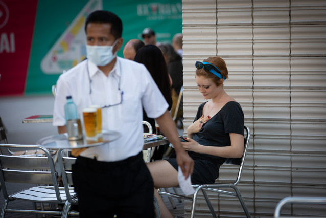 Un camarero sirve en la terraza de un bar (Archivo)