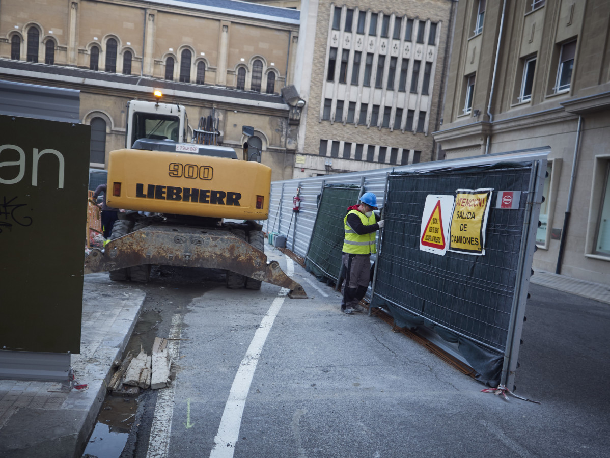 Un trabajador de la construcción trabaja en una obra el día en el que se reactiva la actividad laboral no esencial en Navarra para empresas cuyos empleados no puedan teletrabajar cuando se cumple un