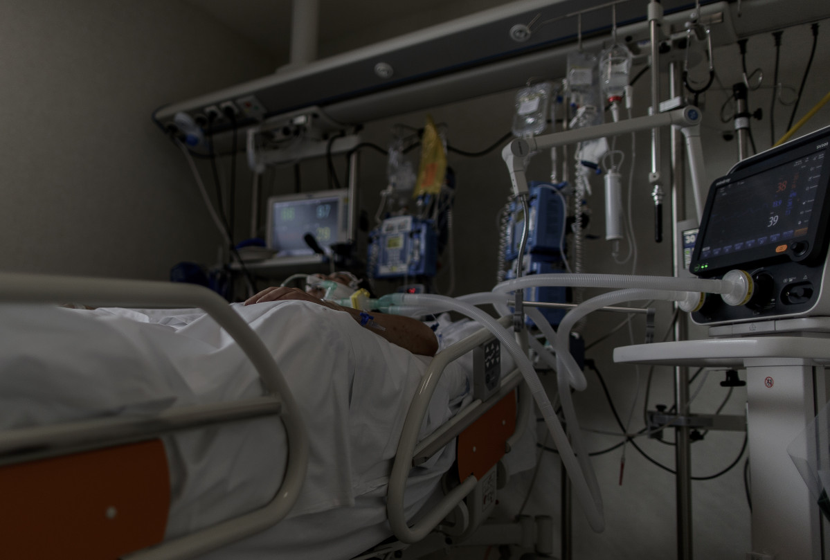 Personal sanitario atiende a un paciente ingresado en la Unidad de Cuidados Intensivos del Hospital Infanta Sofía en San Sebastián de los Reyes (Madrid). En San Sebastián de los Reyes, Madrid, (Esp