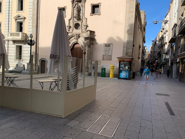 Terraza de un bar cerrado en la Plaça de Sant Francesc de Lleida el pasado 15 de julio del 2020