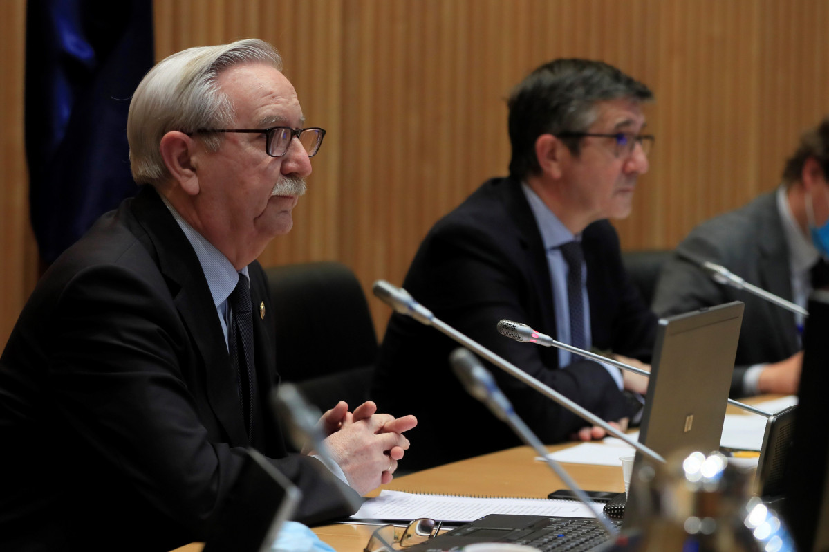 El presidente de la Comisión para la Reconstrucción Social y Económica del Congreso, Patxi López (d), junto al representante de la Organización Médica Colegial, Serafín Romero, en Madrid (Espa