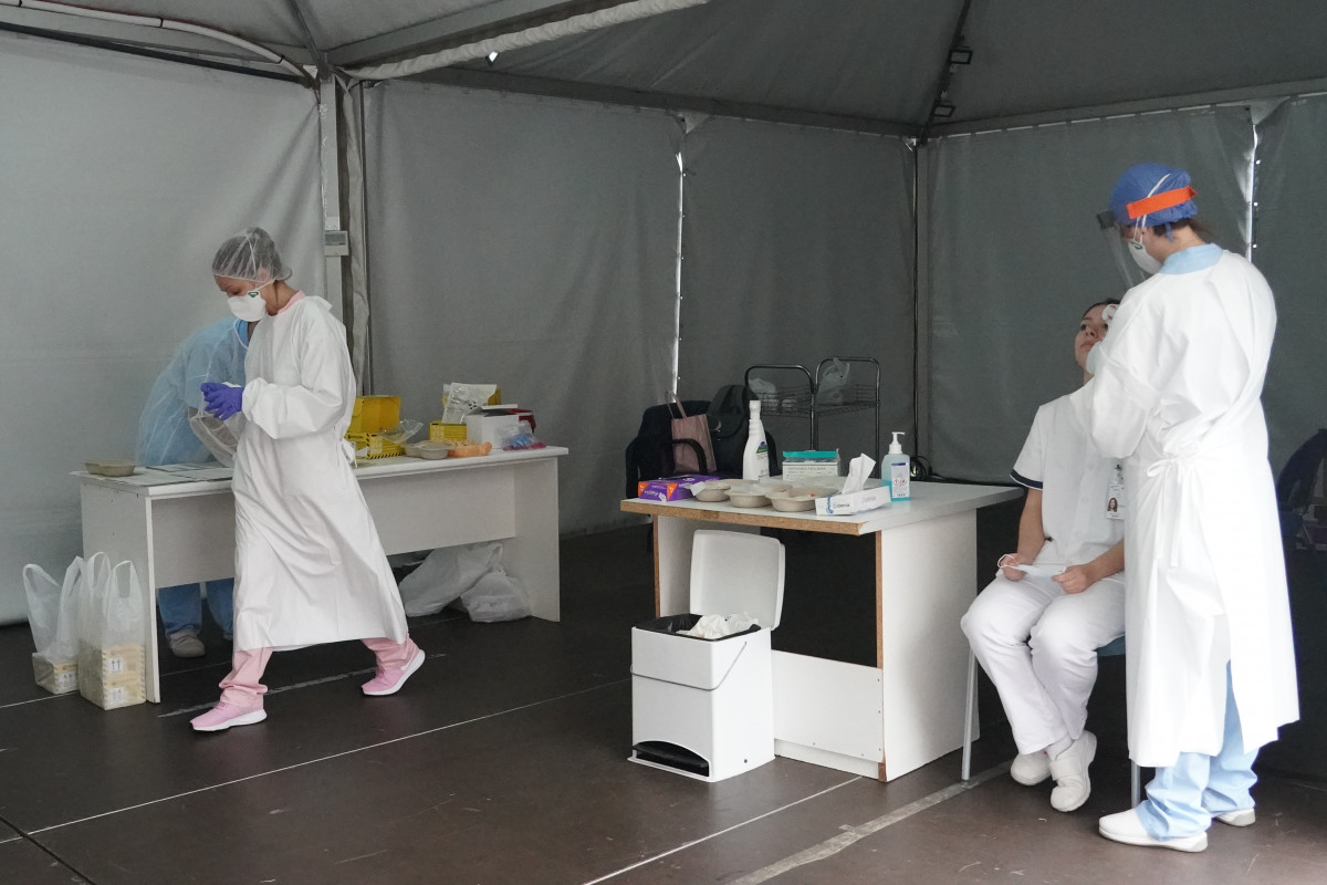 Trabajadores sanitarios realizan test de Covid-19