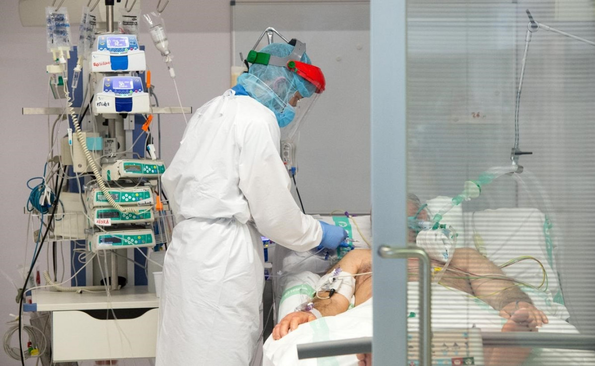 Desciende el número de pacientes hospitalizados en cama convencional y se mantiene el de ingresados en cuidados intensivos por infección de COVID-19