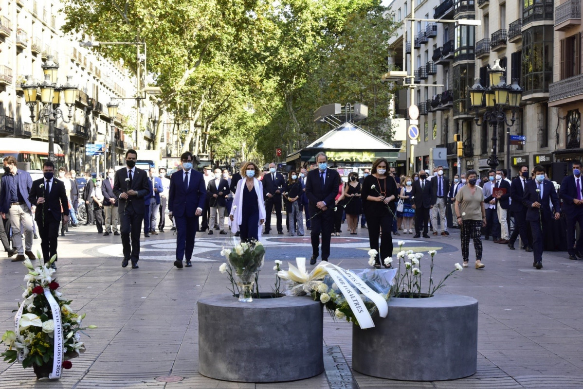 El presidente de la Generalitat, Quim Torra; la alcaldesa de Barcelona, Ada Colau; el ministro de Sanidad, Salvador Illa, y la presidenta del Congreso, Meritxell Batet, han guardado este lunes un minu