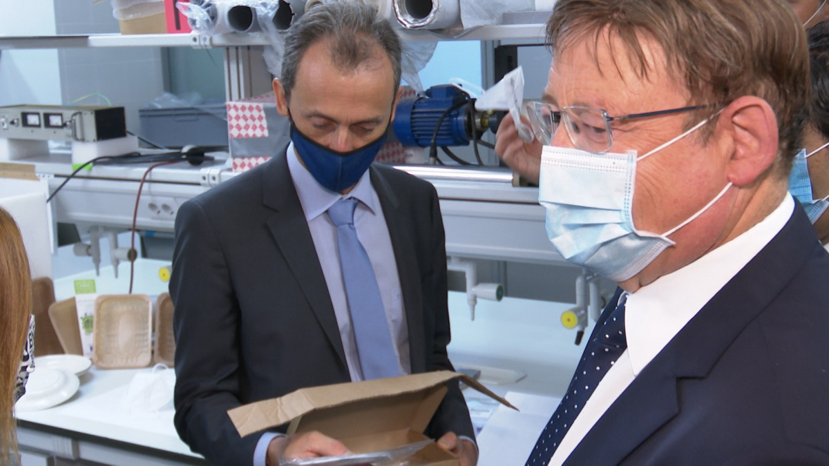 El presidente de la Generalitat, Ximo Puig, junto al ministro de Ciencia, Pedro Duque, durante su visita al Instituto de Agroquímica y Tecnología de Alimentos (IATA) en el Parque Científico de la U