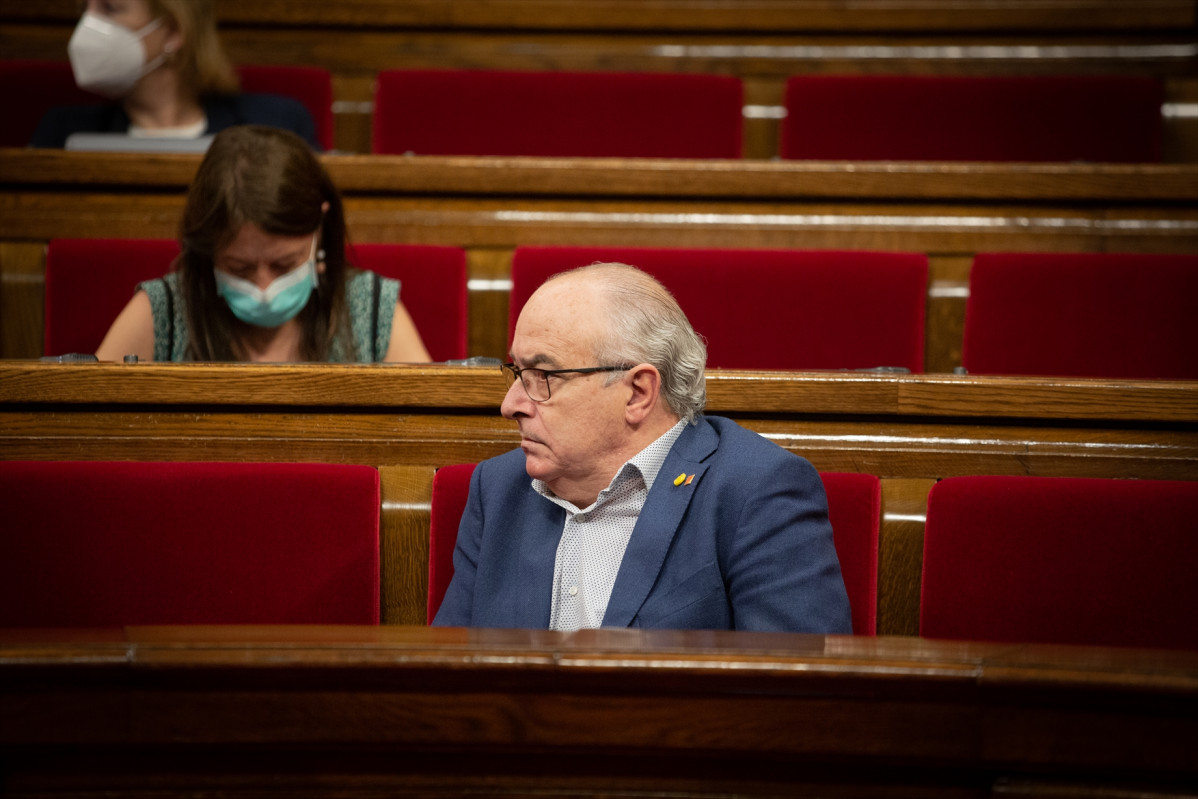 El conseller de Educación del gobierno catalán, Josep Bargalló, en el Parlament catalán durante la segunda sesión plenaria monográfica sobre la gestión de las residencias para personas mayores 