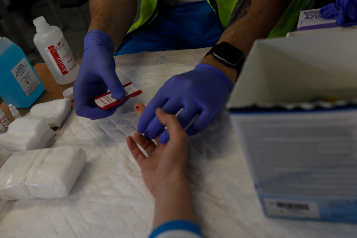 Un sanitario se hace el test para diagnosticar el Covid-19 durante un día de trabajo, foto de archivo