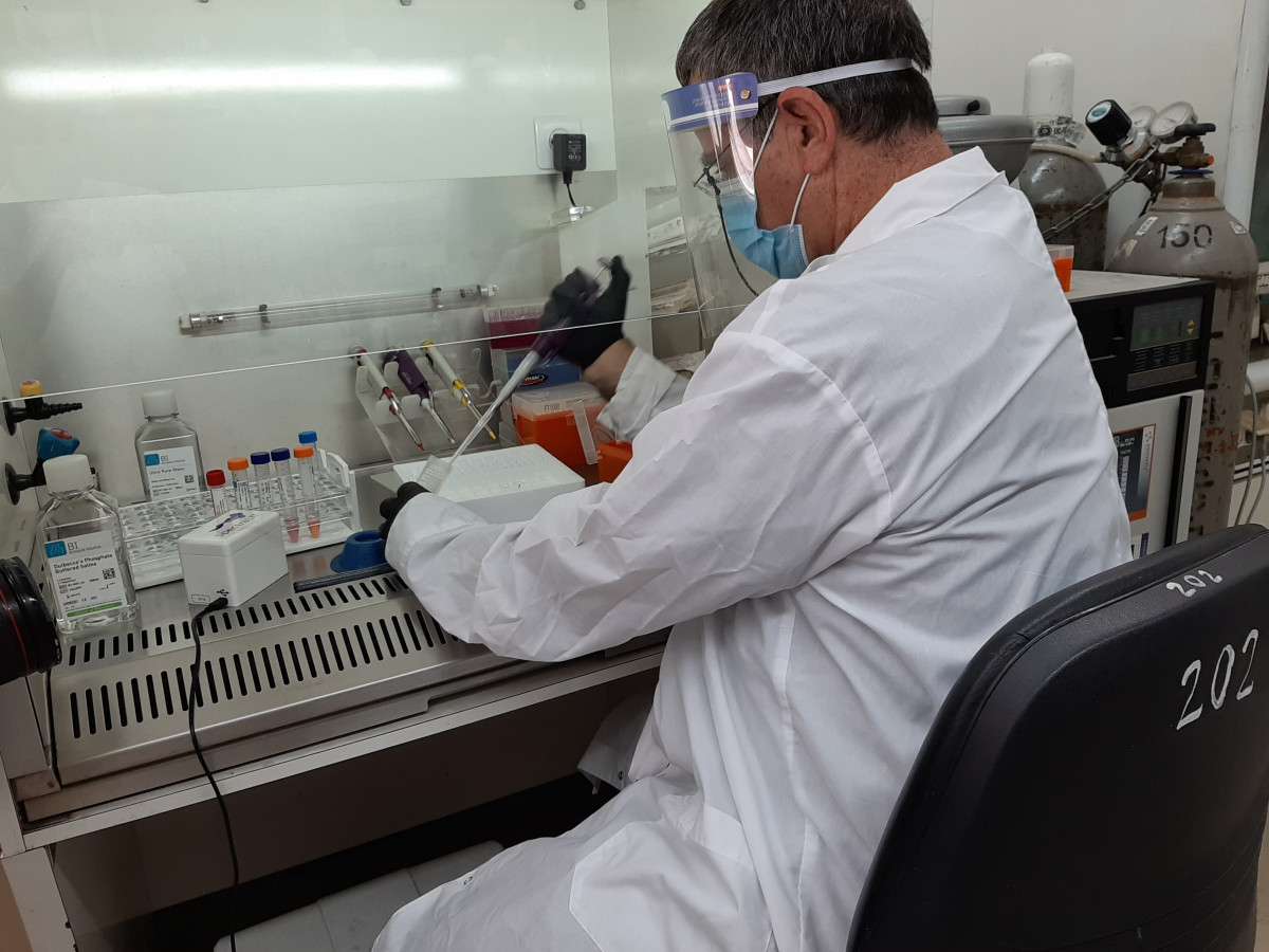 Un nuevo examen de saliva pretende indicar en menos de un segundo si el paciente ha contraído coronavirus