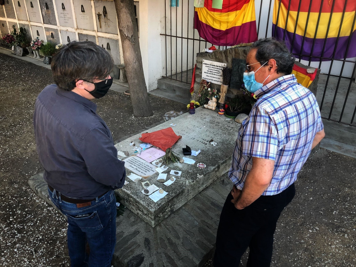 Quim Torra i Carles Puigdemont a Cotlliure davant la tomba d'Antonio Machado