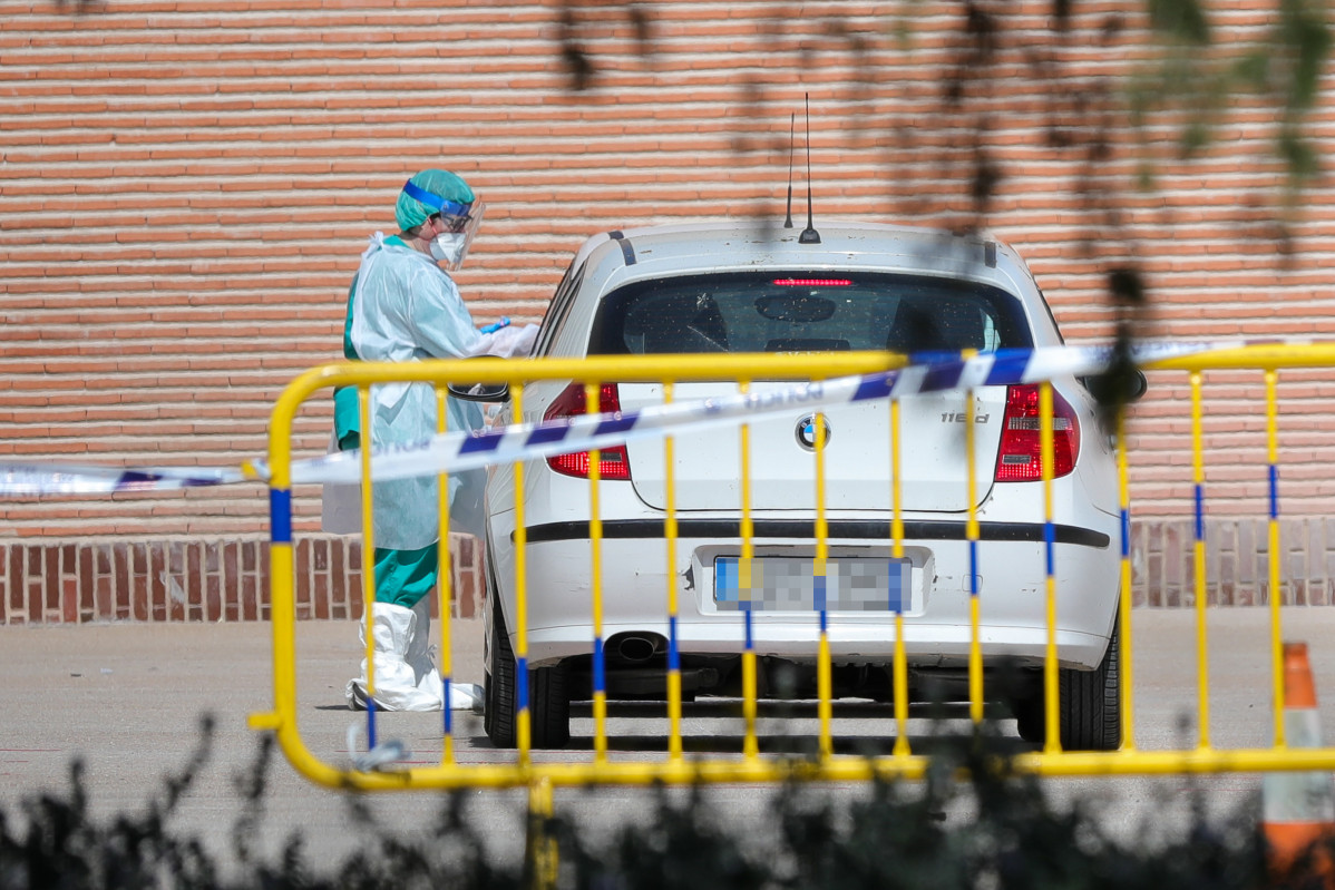 Sanitarios se preparan para administrar tests rápidos de coronavirus, foto de archivo