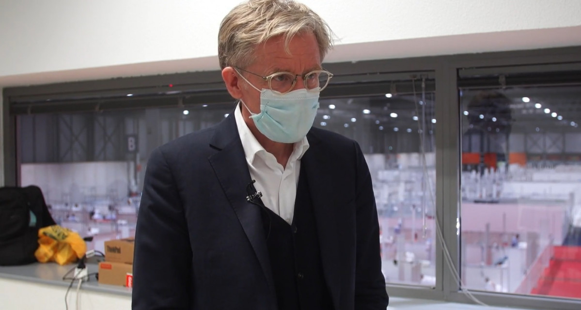 Jefe de Expertos COVID-19 de la Organización Mundial de la Salud (OMS), Bruce Aylward, durante una visita al hospital provisional de Ifema.